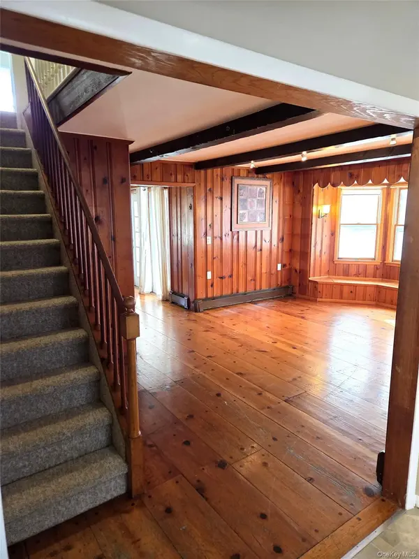 305 Edwards AVE, Calverton, NY 11933