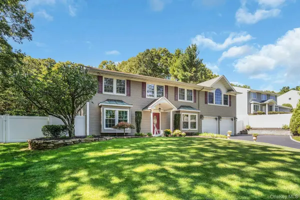 43 Stonehurst LN, Dix Hills, NY 11746