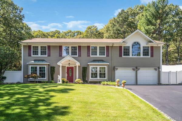 43 Stonehurst LN, Dix Hills, NY 11746