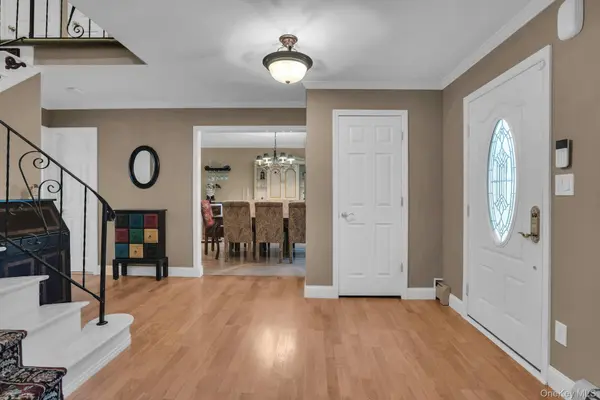 43 Stonehurst LN, Dix Hills, NY 11746