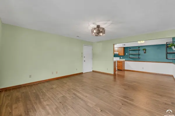 5633 SW Foxcroft South CIR, Topeka, KS 66614