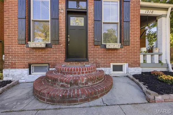 1216 N 5th ST, St Charles, MO 63301