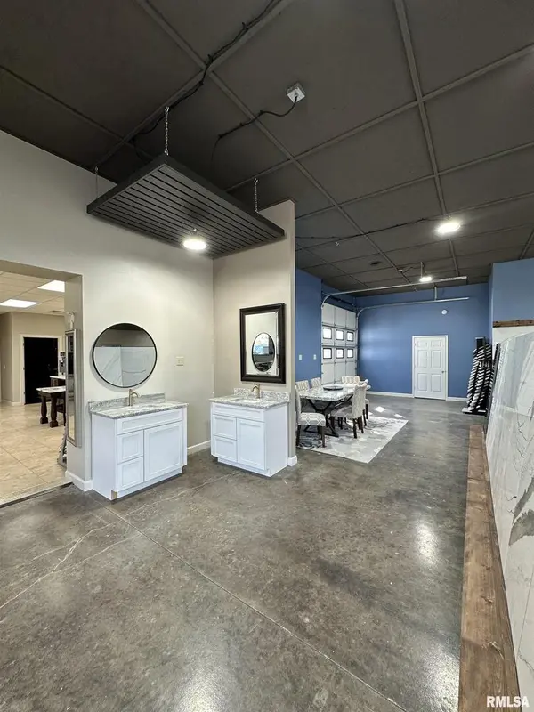 7475 STATE ST, Bettendorf, IA 52722