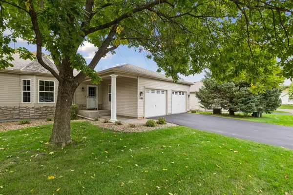980 Carriage LN, Chaska, MN 55318