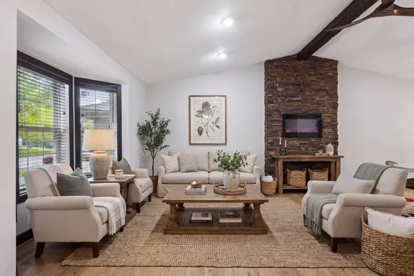 980 Carriage LN, Chaska, MN 55318