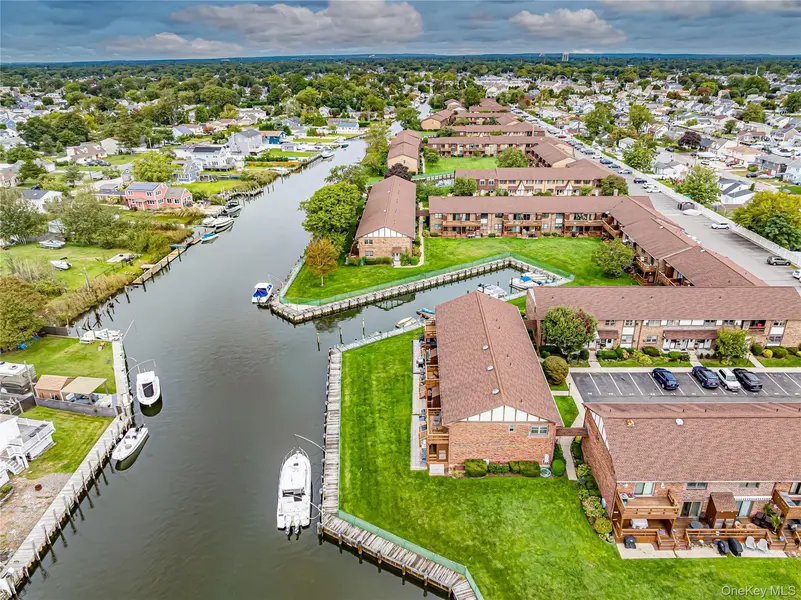 337 Mariners WAY #337, Copiague, NY 11726