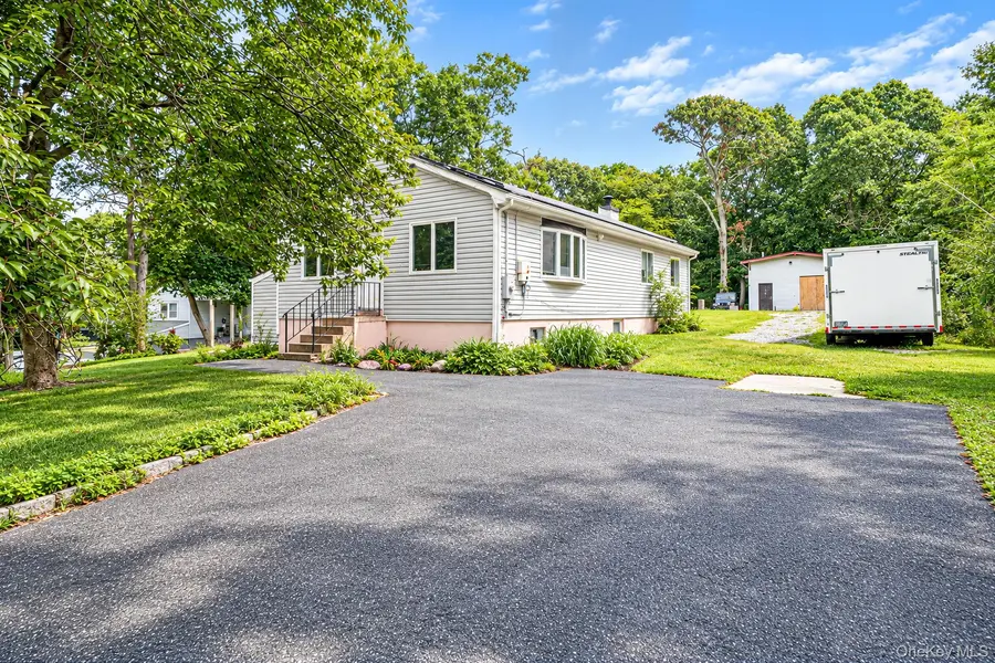 95 W Bartlett RD, Middle Island, NY 11953