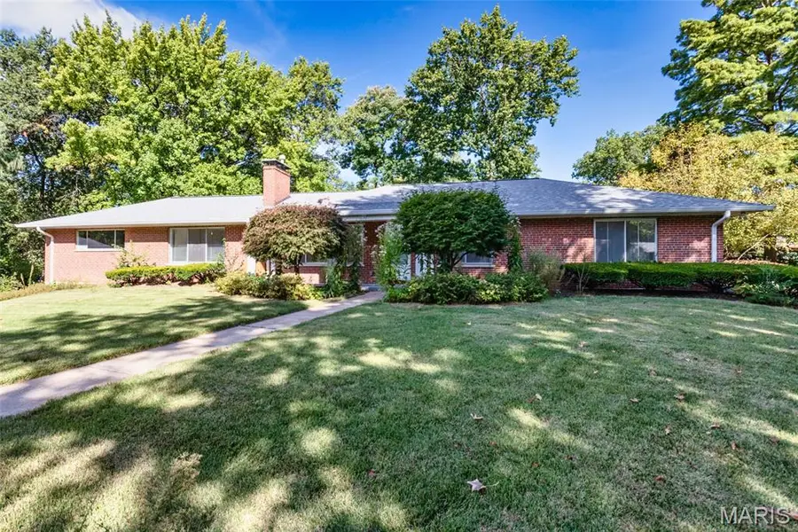 2 Creekside LN, Creve Coeur, MO 63141