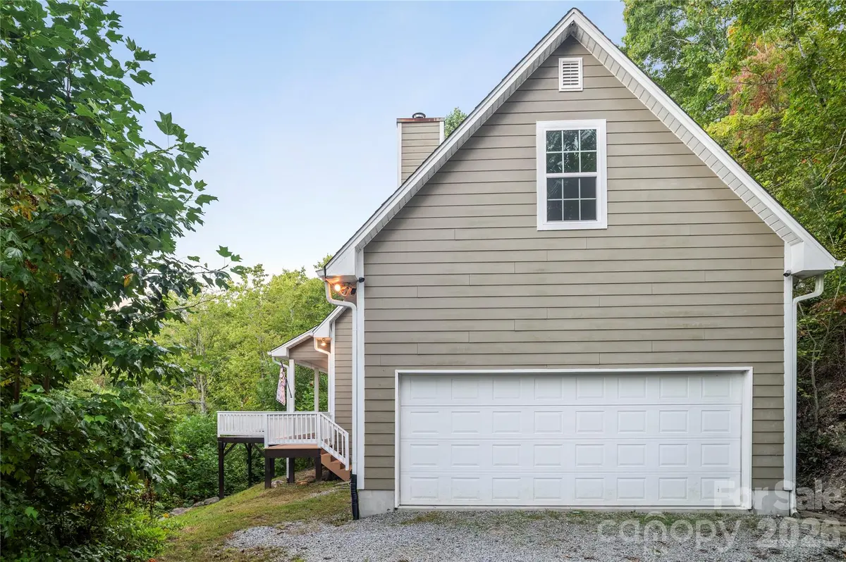 265 Raven Top DR, Penrose, NC 28766