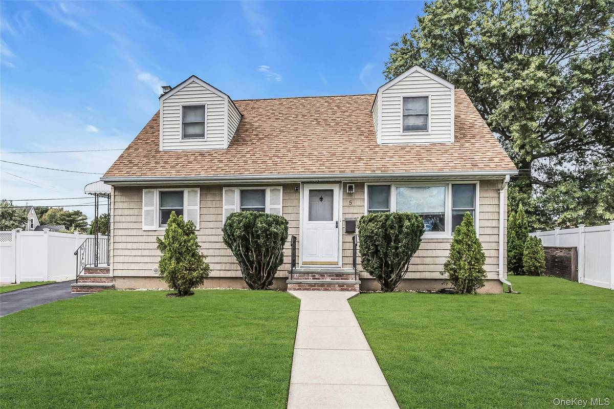 5 Plover LN, Hicksville, NY 11801