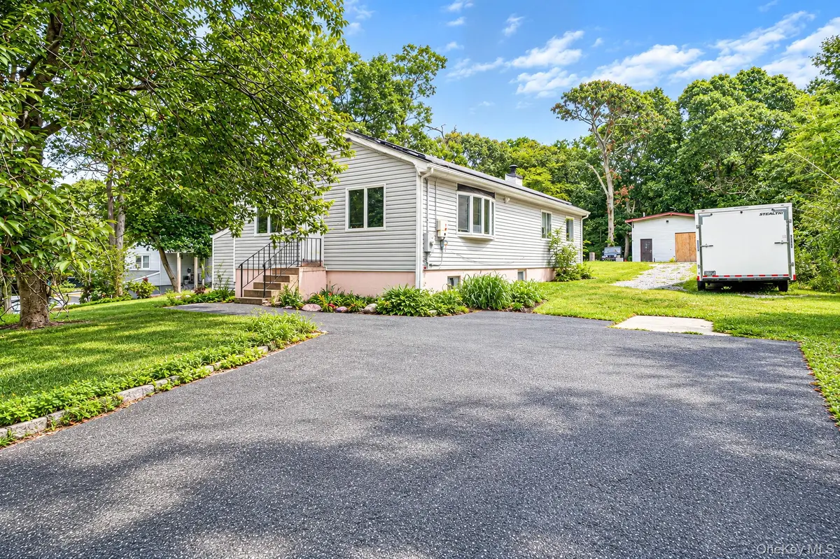 95 W Bartlett RD, Middle Island, NY 11953