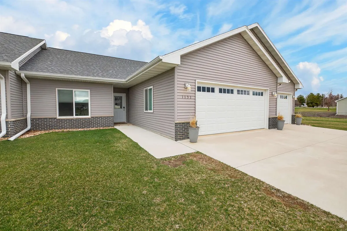 1131 Lozmar LN, Shell Rock, IA 50670