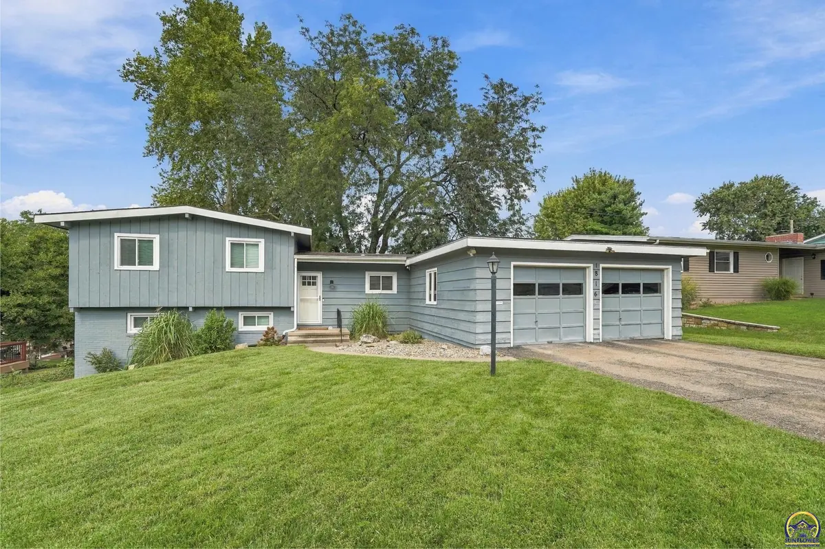 1816 SW 27th ST, Topeka, KS 66611