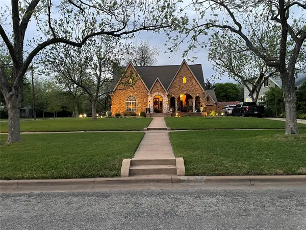 710 W 11th ST, Taylor, TX 76574