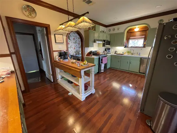 710 W 11th ST, Taylor, TX 76574