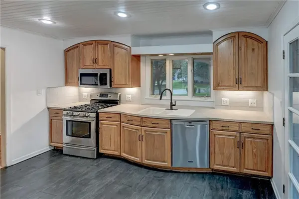 520 S Meadowbrook LN, Olathe, KS 66062