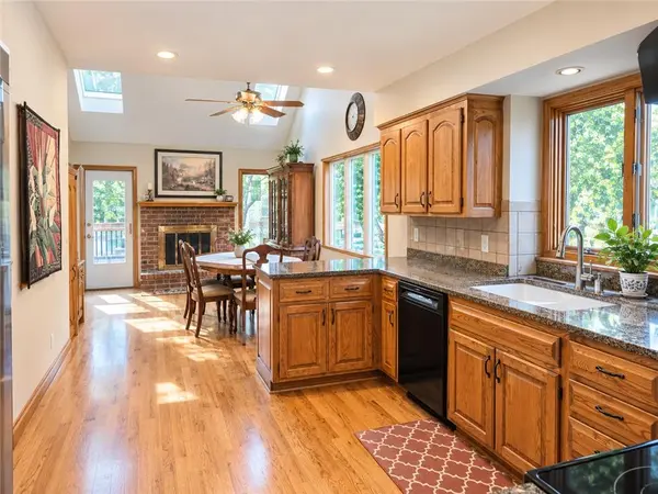 5253 W 121st ST, Overland Park, KS 66209