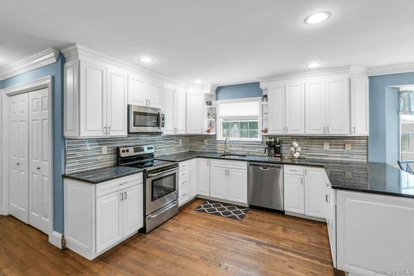61 Washington Heights AVE, Hampton Bays, NY 11946