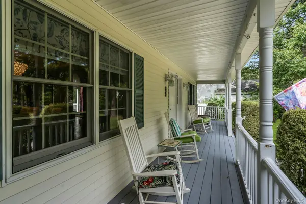 61 Washington Heights AVE, Hampton Bays, NY 11946