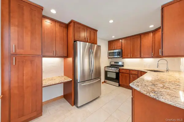 30 McAlester AVE, Hicksville, NY 11801