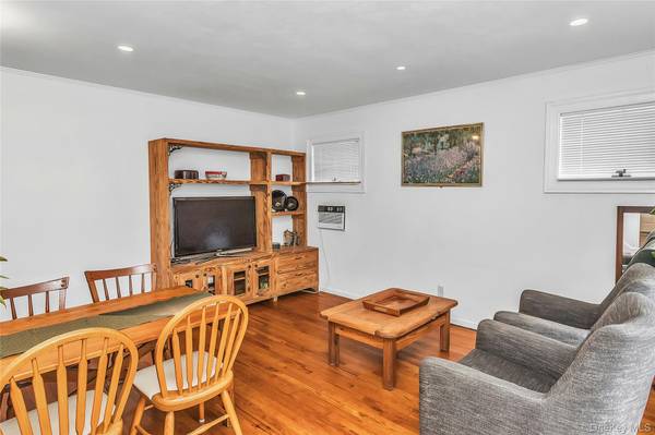 5 Plover LN, Hicksville, NY 11801
