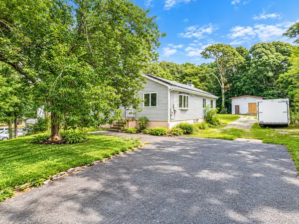 95 W Bartlett RD, Middle Island, NY 11953
