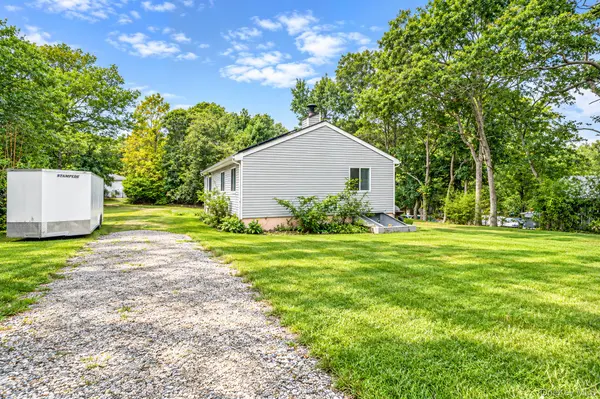 95 W Bartlett RD, Middle Island, NY 11953