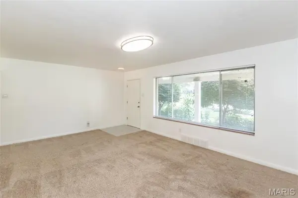 2 Creekside LN, Creve Coeur, MO 63141