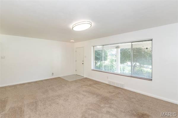 2 Creekside LN, Creve Coeur, MO 63141