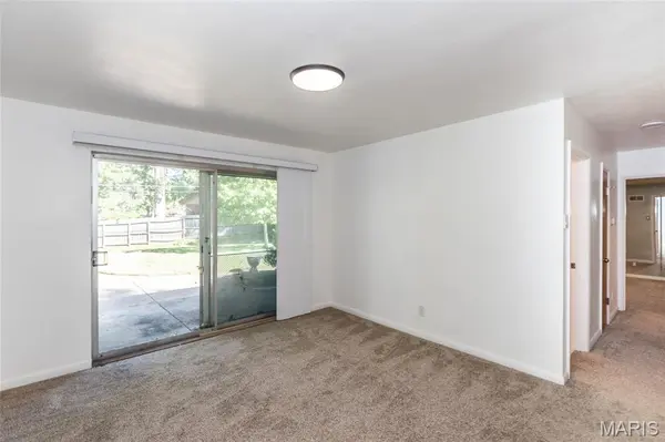 2 Creekside LN, Creve Coeur, MO 63141