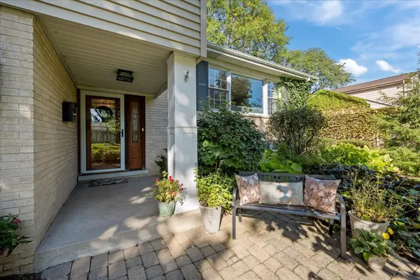 1340 Hawthorne LN, Glenview, IL 60025
