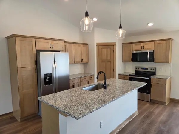 653 Daisy CT, Lake Crystal, MN 56055