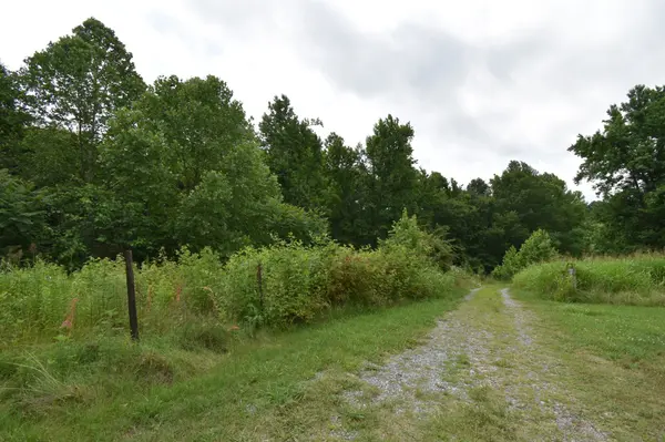2153 Broome Rd, Palmyra, TN 37142