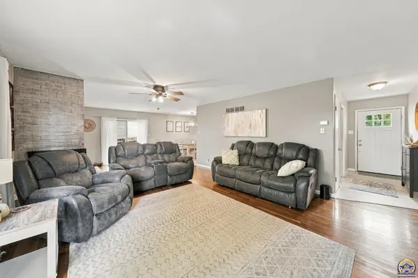 1816 SW 27th ST, Topeka, KS 66611