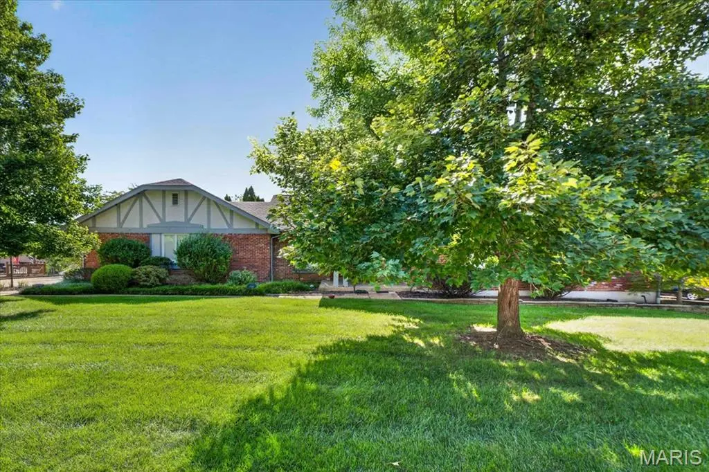 1632 Lochcrest DR, Chesterfield, MO 63017