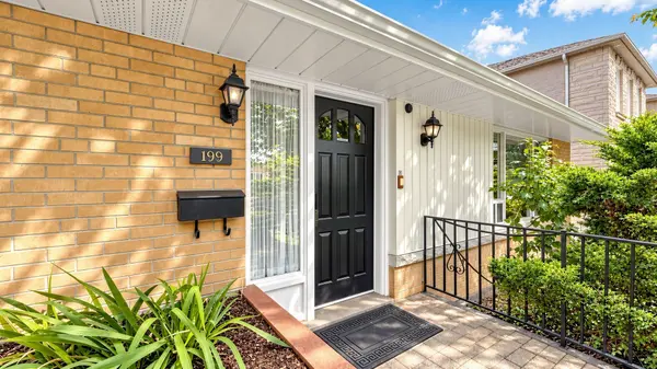 199 Lord Seaton RD, Toronto C12, ON M2P 1L1