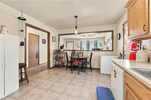 204 & 206 NW Woodbury DR, Grain Valley, MO 64029