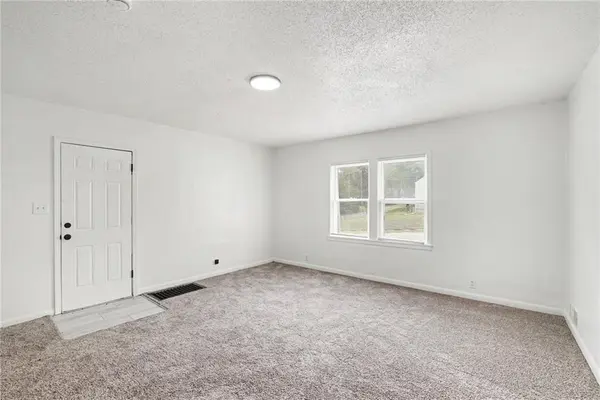2000 E 82nd ST, Kansas City, MO 64132