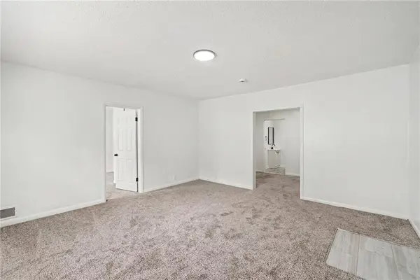 2000 E 82nd ST, Kansas City, MO 64132