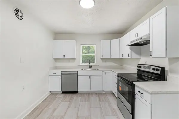 2000 E 82nd ST, Kansas City, MO 64132