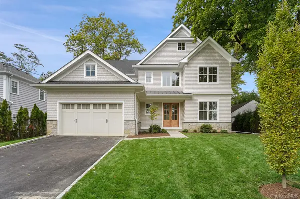 8 Crest LN, Scarsdale, NY 10583