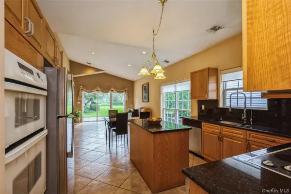 77 Hamlet DR, Hauppauge, NY 11788