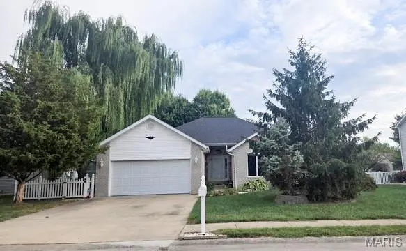 150 Falcon DR, Highland, IL 62249