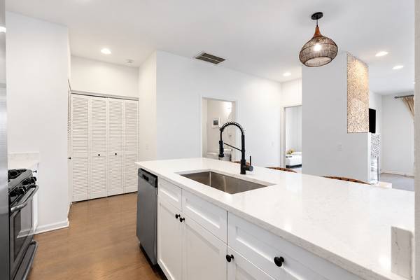 2040 W Belmont AVE #405, Chicago, IL 60618