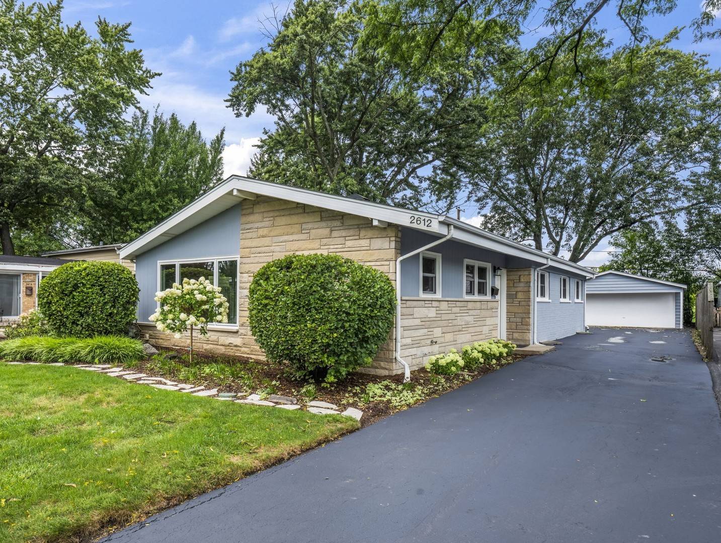 2612 Fontana DR, Glenview, IL 60025