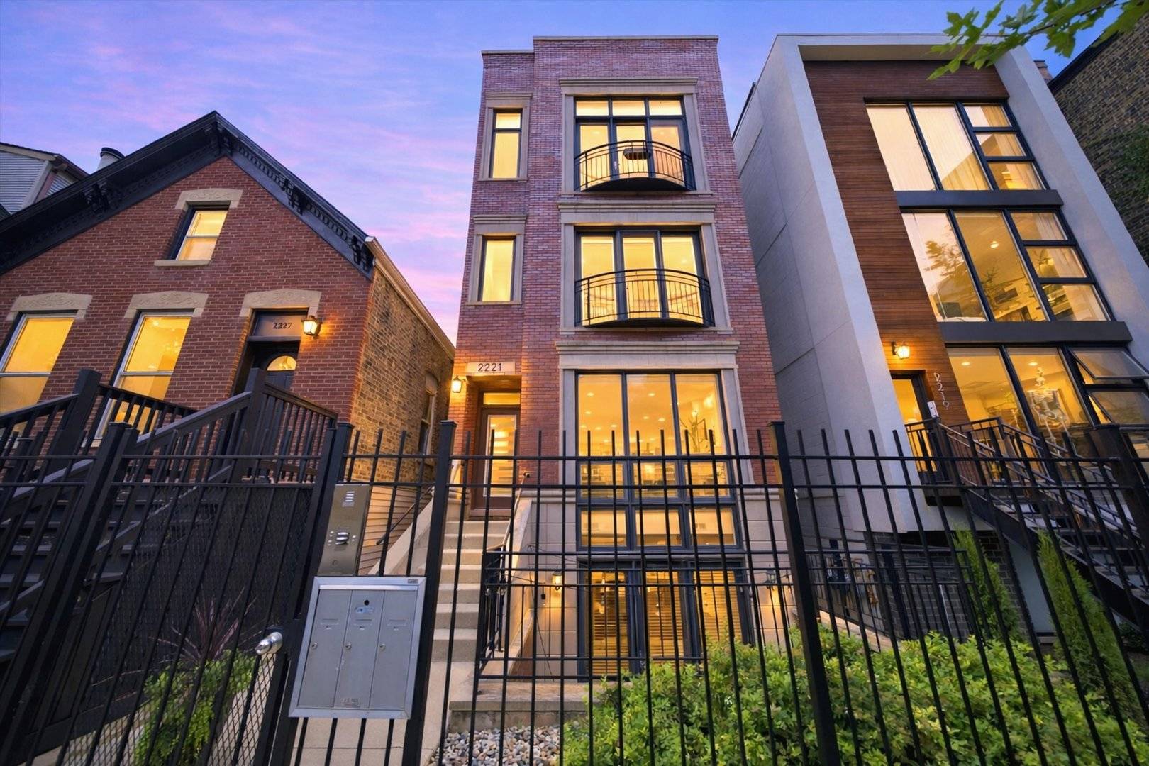 2221 N Hoyne AVE #1, Chicago, IL 60647