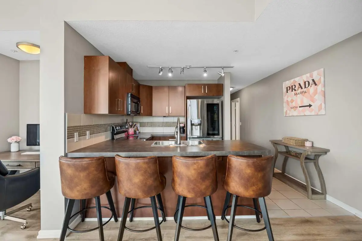 210 15 AVE SE #206, Calgary, AB T2G 0B5