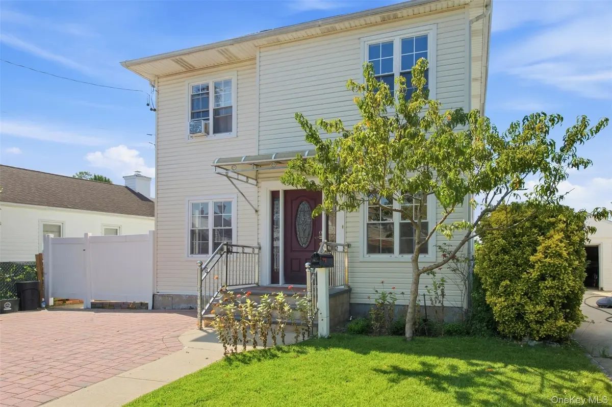 109 Gordon AVE, Westbury, NY 11590