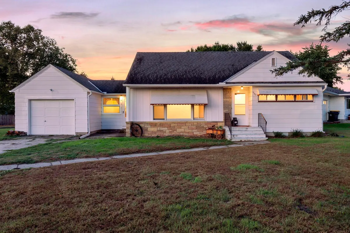 900 Park ST S, Fairfax, MN 55332