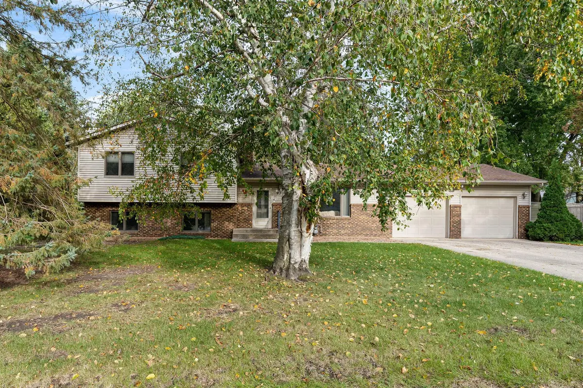 930 Ridgeview PL NE, Owatonna, MN 55060